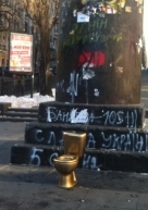 В центре Киева золотой унитаз заменил Ленина