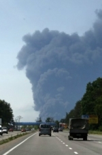 Началось отселение жителей вокруг горящей нефтебазы