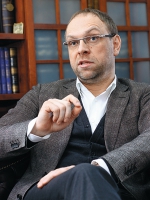 Суд закрыл дело об избиении Окунской, но не оправдал Власенко