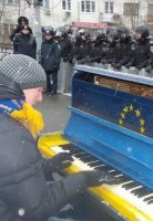 Возле Администрации президента активисты проводят акцию добра