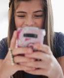 Почти половина подростков ежедневно "зависает" в соцсетях более 4 часов