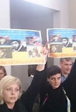 Украинцы в Давосе устроили акцию протеста Пинчуку