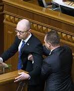 Кабмин назвал инцидент с нападением на Яценюка варварством