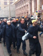 Военнослужащие сдаются в плен митингующим (фото)