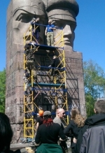 В Киеве пытаются снести памятник чекистам