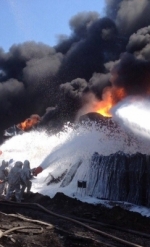 Для ликвидации пожара на нефтебазе под Киевом спасатели начали пенную атаку (фото)