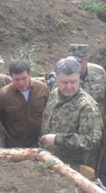 Порошенко проверил фортификационные сооружения под Мариуполем (фото)