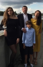 Разыскиваемый экс-глава "Укрспецэкспорта" отгулял день рождения жены в Лондоне (фото)