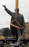 В Запорожье под гимн Украины снесли крупнейший памятник Ленину (фото)