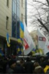 Несколько тысяч активистов Евромайдана пикетировали банк сына Януковича