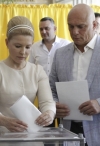 Лидер партии "Батькивщина" Юлия Тимошенко вместе с семьей проголосовала на внеочередных парламентских выборах