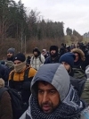Мигранты покидают лагерь у КПП на границе с Польшей